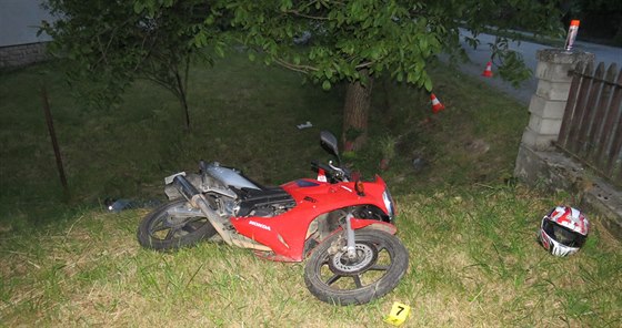 Muž v Kašavě nepřežil na vypůjčené motorce náraz do stromu.
