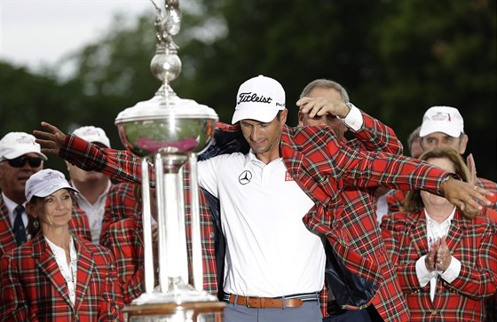 Australský golfista Adam Scott obléká kárované sako pro vítze turnaje v...