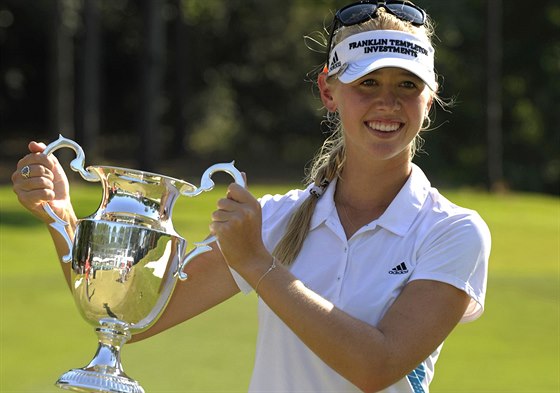 Jessica Kordová s trofejí pro vítzku turnaje LPGA Tour Golf v Mobile