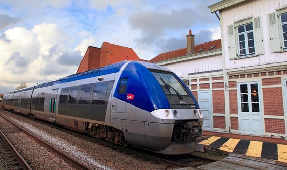 Regionální vlak francouzské elezniní spolenosti SNCF zastavuje ve stanici...