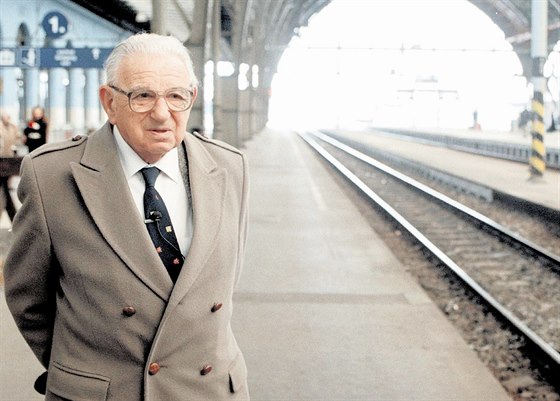 TADY TO BYLO. Nicholas  Winton stojí na peron hlavního nádraí v Praze, odkud...