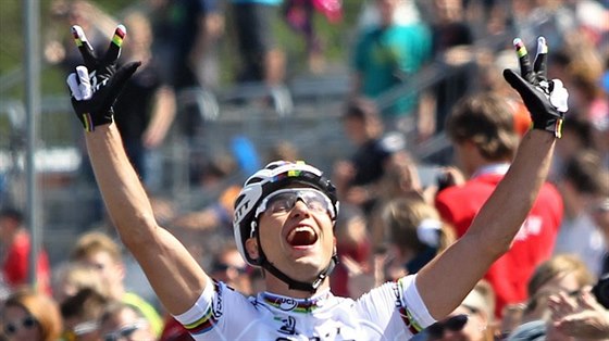 Nino Schurter slaví triumf v závod Svtového poháru v Novém Mst.