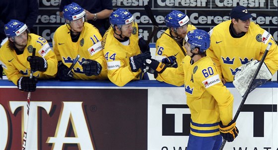 Mikael Backlund slaví se švédskou střídačkou svůj gól.