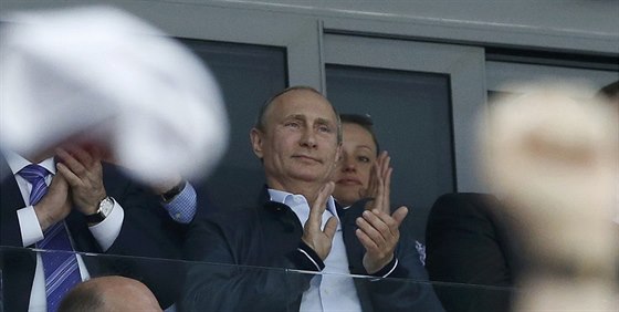 Ruský prezident Vladimir Putin tleská svým krajanm pi finále MS v hokeji.