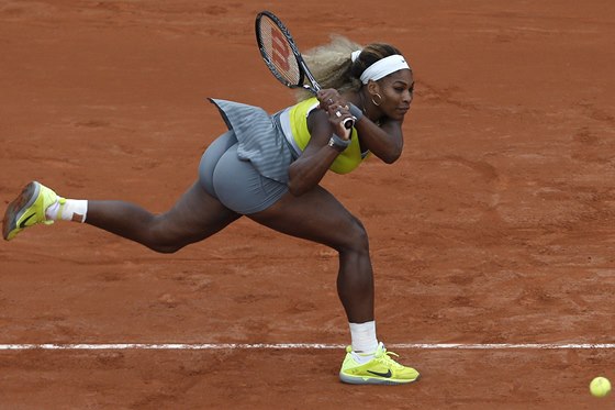 Serena Williamsová bojuje ve druhém kole Roland Garros proti Španělce...