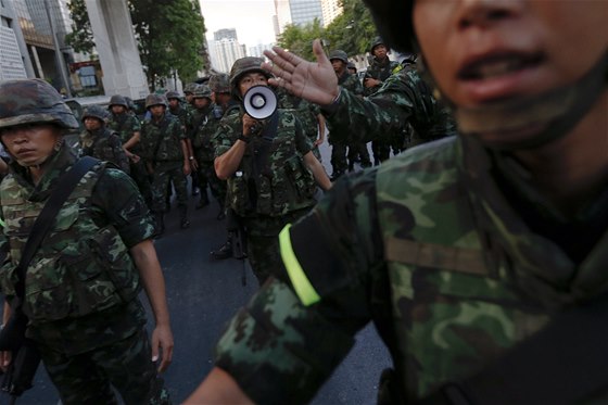 Armáda v centru Bangkoku rozhání dav protestující proti vojenskému  pevratu. 