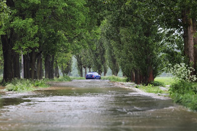 Plzeňsko zasáhly přívalové deště, lidé se brodili půl metrem vody