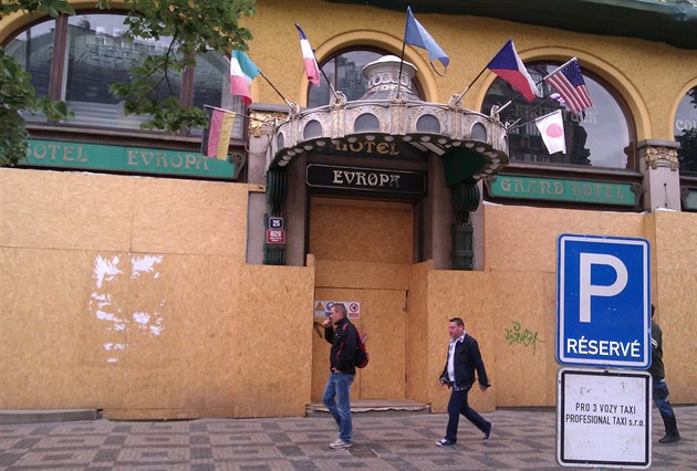 Hotel Evropa se schoval ze zábrany z devotísky.