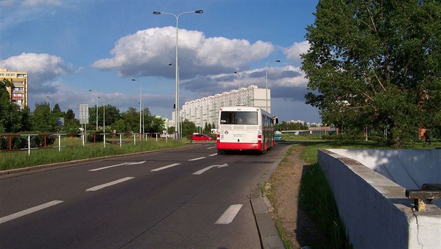 Autobus linky 125 u Litochlebského náměstí na Jižním Městě