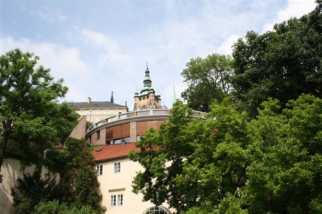 Za jednou z budov ambasády se tyčí Pražský hrad.