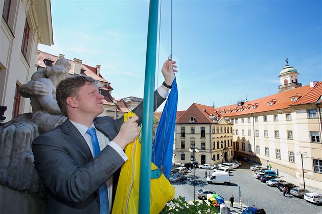 Primátor Hudeček vyvěsil ukrajinskou vlajku na budovu magistrátu.