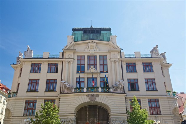 Primátor Hudeček vyvěsil ukrajinskou vlajku na budovu magistrátu.