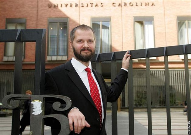 Zápisné by pro drtivou v�t�inu student� neznamenalo finan�ní bariéru, je p�esv�d�en rektor UK Václav Hampl.