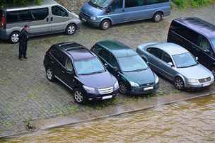Na náplavce Hoejího nábeí se hladina Vltavy dotýká zaparkovaných aut. Na...
