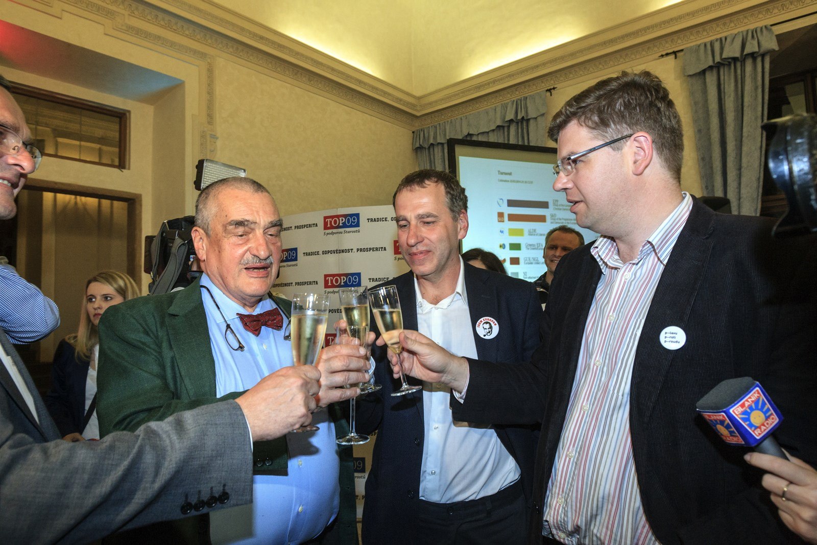 Takto slavila TOP 09 p�ed p�ti lety druhé místo v eurovolbách, p�ed leto�ními �e�í to, �e se musí z Michnova paláce v centru Prahy vyst�hovat.