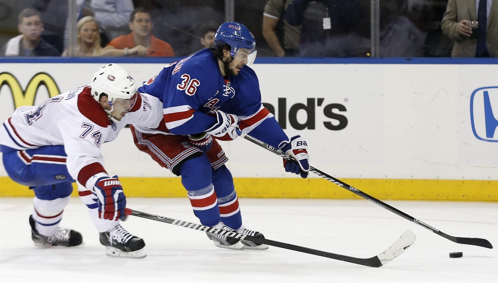 Mats Zuccarello (vpravo) z New York Rangers se sna�í odpoutat od Alexeje...