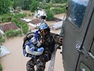 Slovinský záchraná evakuuje mimino z bosenské vesnice Tisina (17. kvtna 2014)