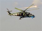 Ukrajinská vojenská helikoptéra Mi-24 odpaluje svtlice nad letitm v Doncku...