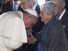 Pape Frantiek v pamtnku Jad vaem v Jeruzalm polbil ruku nkolika lidem,...