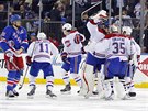 Hokejisté Montrealu slaví výhru v prodlouení. Smutn pihlíí obránce Rangers...