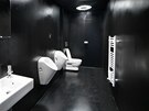 Záchody ve firemním sídle navrhli zástupci Projektstudia v ernobílé kombinaci.