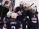 Amerití hokejisté slaví gól ve tvrtfinále proti esku.