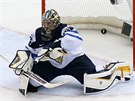 Finský branká Pekka Rinne dostává gól ve tvrtfinále hokejového MS proti...