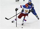 NIKAM! Švédský hokejista Joel Lundqvist se snaží ubránit ruského útočníka...