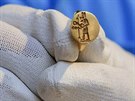Detail prstenu, který je souástí souboru perk z pokladu královny...