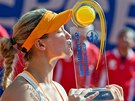 VÍTZKA. Eugenie Bouchardová s trofejí na turnaji v Norimberku.