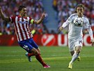 ZPRACOVÁNÍ. Luka Modri z Realu Madrid se prohání okolo Gabiho z Atlétika