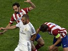 JDTE MI Z CESTY. Karim Benzema, útoník Realu Madrid, obchází dva hráe