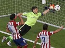 GÓL. Atlético Madrid jde do vedení po chyb gólmana Ikera Casillase. Ten patn