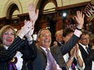 Lídr britských euroskeptik Nigel Farage oslavuje výsledky voleb do Evropského...