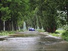 Voda z eky Bradavy v Nezvsticích uzavela silnici ve smru na ákavu (28....