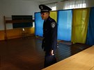 Ukrajinský voják dohlíí na bezpenost hlasování ve volební místnosti v obci...