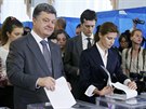 Favorit ukrajinských prezidentských voleb, podnikatel Petro Poroenko odevzdává...