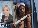 lenky hnutí Femen protestovaly ve Francii proti nárstu obliby xenofobních...