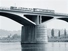 �elezni�n� most �Inteligence� v pra�sk�m Bran�ku na sn�mku z kv�tna 1964