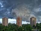 Nad domy v Hradci Králové se valí boukové mraky. (27. kvtna 2014)
