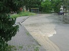 Pívalová bouka zaplavila jednu z ulic v Zubí. (27. kvtna 2014)