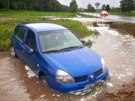 ásten zaplavené auto v Rakovském potoce na Rokycansku. (28. kvtna 2014)