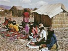 Indiánky Uru na plovoucích ostrovech jezera Titicaca prodávají své textilní...