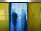 Volební místnost ve mst Ivano-Frankivsk na západ Ukrajiny (25. kvtna 2014)