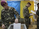 Ukrajinský voják háe svj hlas v prezidentských volbách ve volební místnosti v...