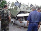 Auto údajn bylo rozdrcené ukrajinským transportérem. Snímek nicmén koluje po...