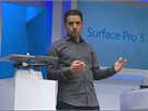 Panos Panay názorně ukazuje, že Surface Pro 3 je výrazně lehčí než MacBook Air....