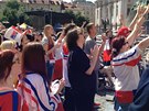 Hokejoví fanouci na Staromstském námstí v Praze. (25. kvtna 2014)