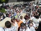 Stovky Ukrajinc ekaly 25. kvtna ve front ped ambasádou v Praze, kde volily...