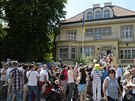 Stovky Ukrajinc ekaly 25. kvtna ve front ped ambasádou v Praze, kde volily...